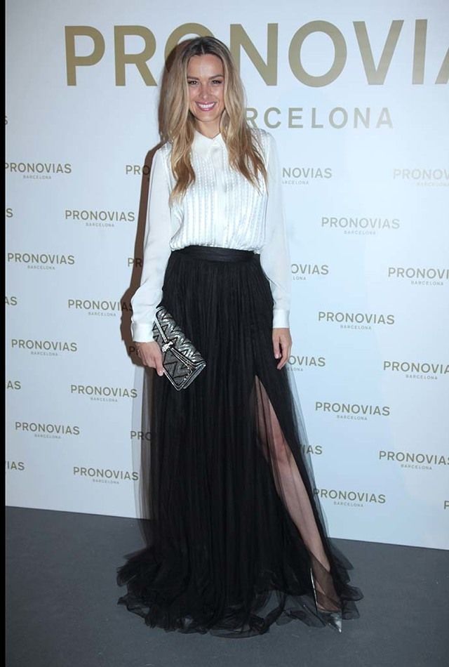 <p>La modelo&nbsp;<strong>Petra Nemcova&nbsp;</strong>eligió un conjunto de falta larga y blusa en blanco y negro.</p>