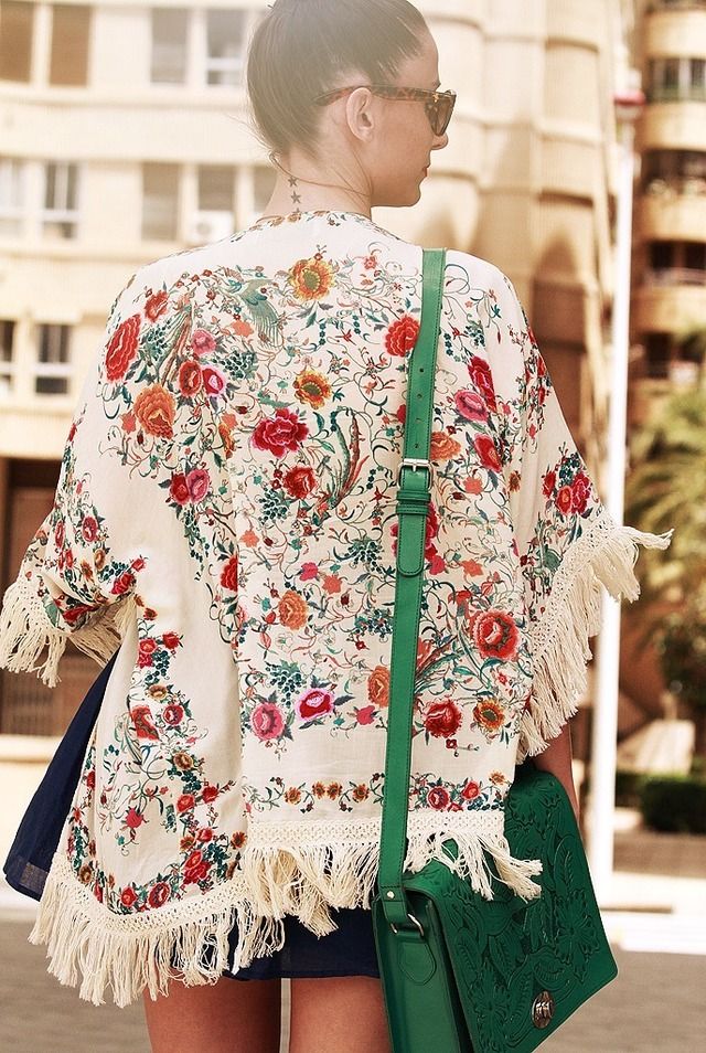 <p>Detalle de la mantilla con estampado floral y flecos de Zara.&nbsp;</p>