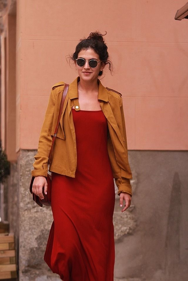 <p>El vestido largo de color vino es vintage y lo compró en Florencia.&nbsp;</p>