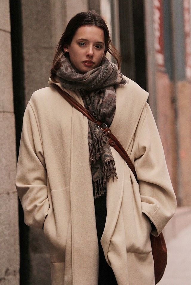 <p>El blanco y los tonos crema también son para el invierno. Deira ha salido a la calle con un abrigo oversize de espíritu nómada de Zara.&nbsp;</p>