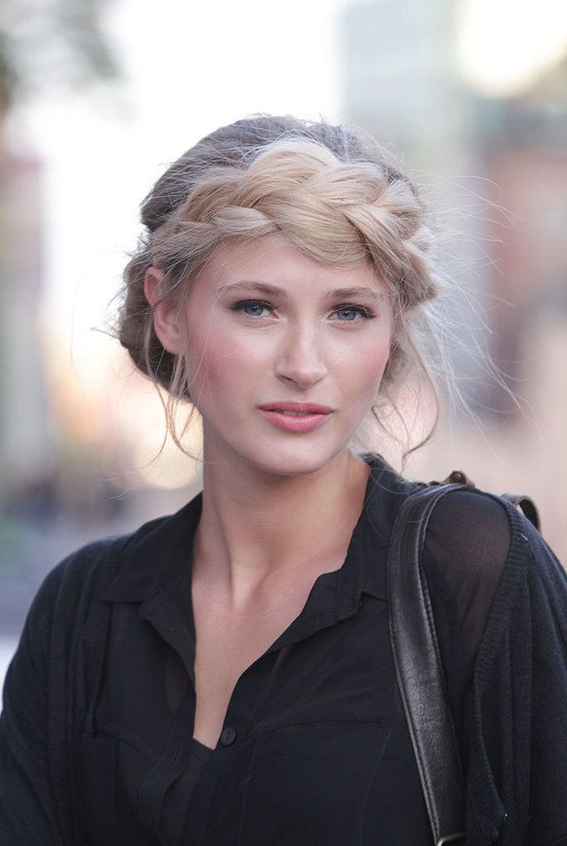 <p>Caroline es modelo. La fotografiamos en la calle con un maravilloso peinado que consiste en una maxitrenza que enrosca por la frente a modo de diadema xxl. </p>