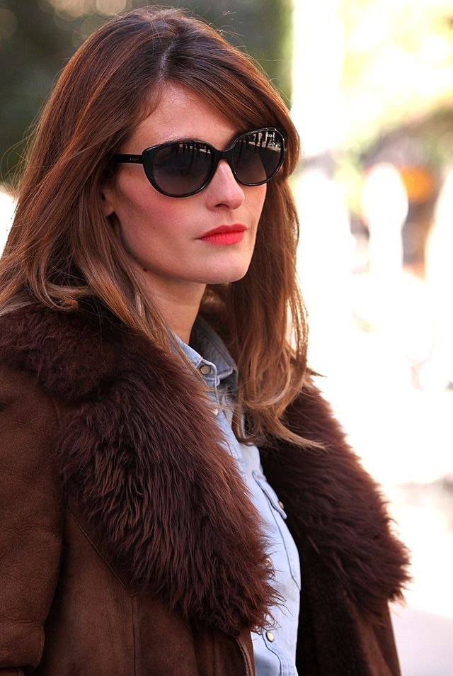 <p>Olivia alterna el outfit con unas gafas catwoman de pasta negra de Vogue.&nbsp;</p>