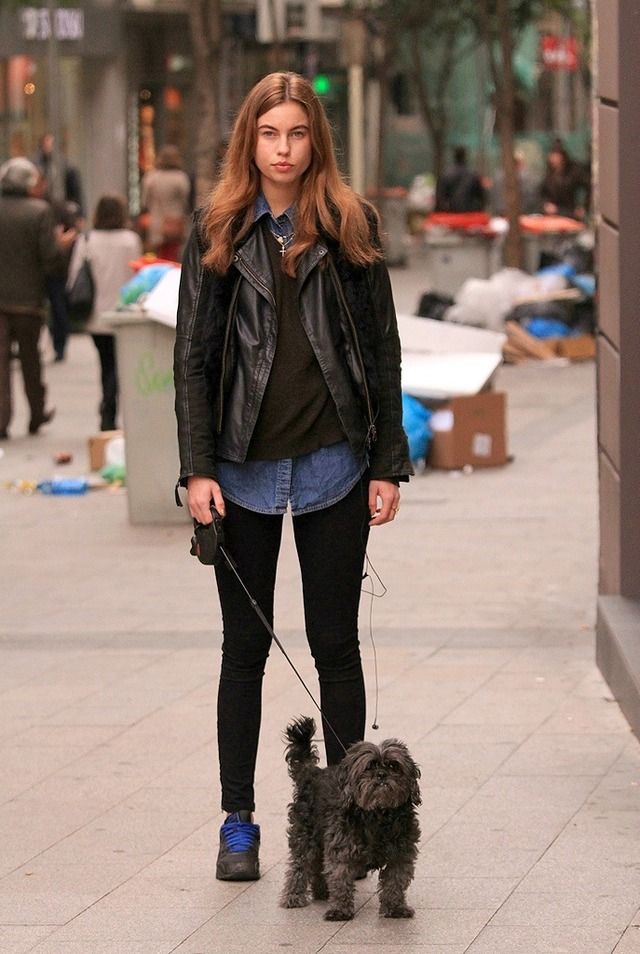 <p>Amanda acaba de salir a dar una vuelta con su mascota. Viste unos pantalones slim de Zara, un chaleco negro de pelo de <strong>And you</strong> y una cazadora motera de Boch.&nbsp;</p>