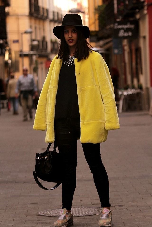 <p>Andrea Hontiyuelo lleva un abrigo amarillo de pelo sintético de Zara.</p>