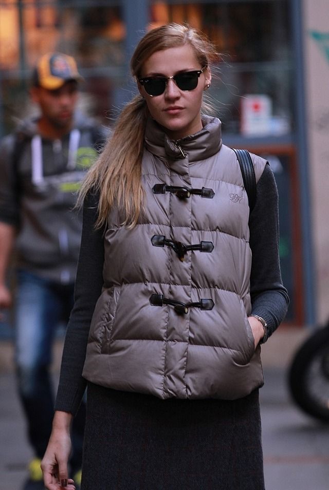 <p>Polina (un nombre ruso muy bonito, por cierto) se decanta por un chaleco acolchado de Pedro del Hierro, gafas de sol de Ray-ban y un jersey de Extreme Collection.&nbsp;</p>