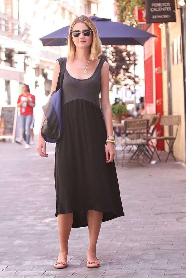 <p>Lina se desmarca de los diseños mini para utilizar un vestido largo de algodón gris y negro.</p>