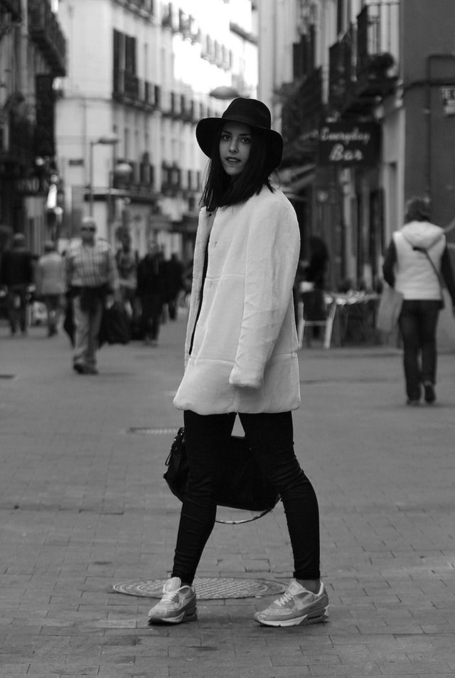 <p>Cuando bajan las temperaturas los abrigos de pelo sintético se adueñan de los mejores looks en las calles de Madrid.&nbsp;</p>