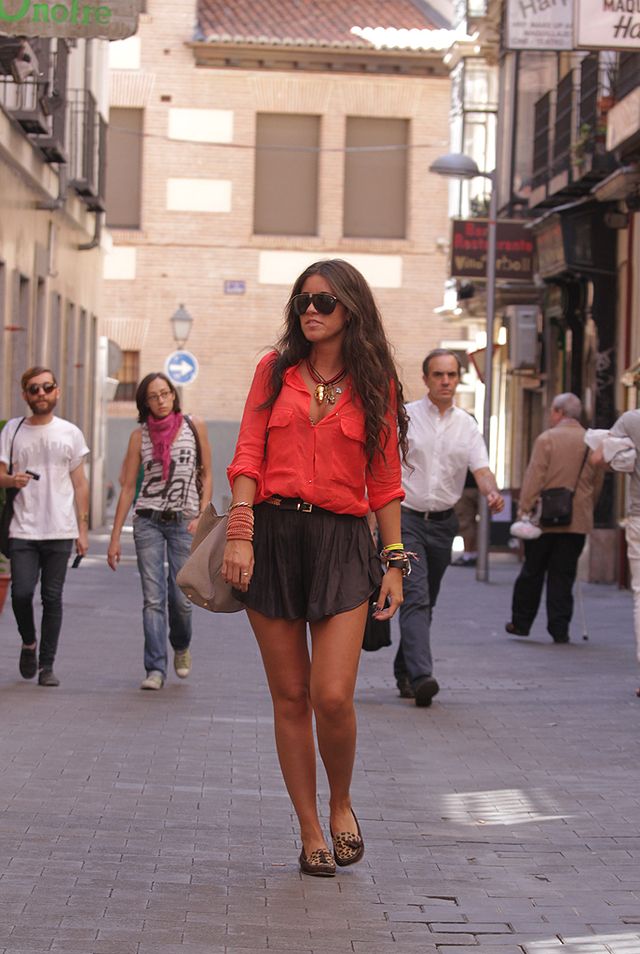 <p>Bea va de compras a la calle de Fuencarral. Hoy lleva unos shorts arrugados y una blusa naranja energy, ambos de Zara. </p>