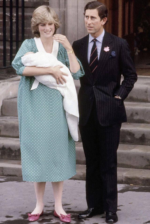<p>Kate hizo un guiño a la princesa Diana luciendo un vestido en un tono similar y con el mismo estampado al que lleva la madre de su marido en la presentación de éste.&nbsp;</p>