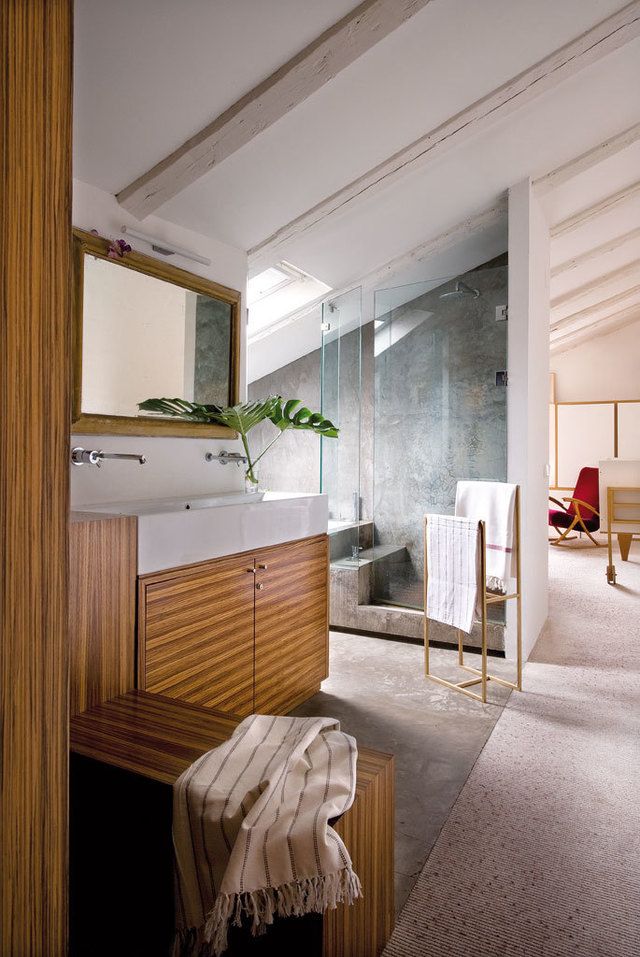 <p>El lavabo, de Catalano, va encastrado en un mueble de cebrano, que contrasta con la ducha de cemento bruñido. Grifería de pared, de Ritmonio; toallero y toallas, de Antennae.</p>