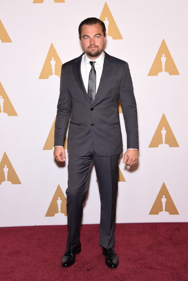 <p><strong>Leonardo DiCaprio</strong> muy elegante con un look en gris, blanco y negro.&nbsp;</p>