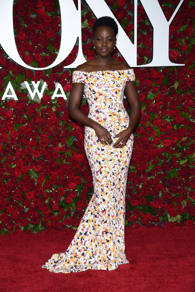<p>Espectacular <strong>Lupita Nyong'o</strong>&nbsp;en la entrega de los Premios Tony 2016 con este vestido de línea sirena y escote barco con lentejuelas multicolor de <strong>Hugo Boss</strong>. Sin duda, la mejor de la semana.</p><p>&nbsp;</p>