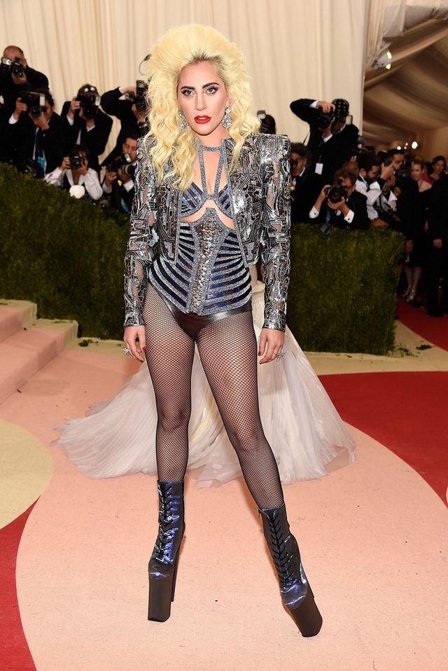 <p>La cantante <strong>Lady Gaga</strong> volvió a las andadas con una parte de arriba encorsetada y maxi plataforma, un estilismo de <strong>Versace</strong>.&nbsp;</p>