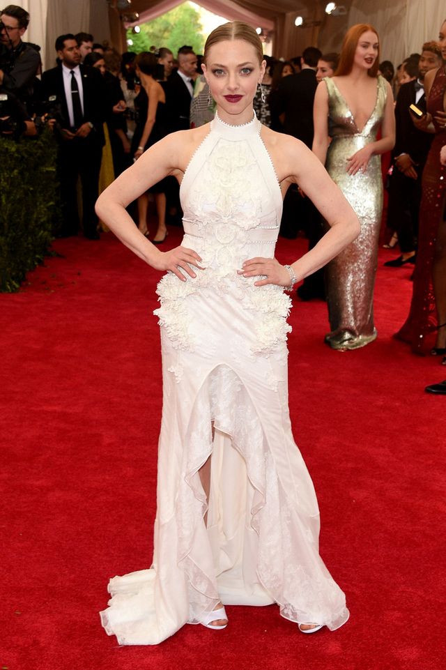 <p>La alta costura de <strong>Givenchy</strong>&nbsp;la vistió en la Gala del MET 2015&nbsp;con un vestido en color blanco muy texturizado y cuello halter. La actriz da el toque 'beauty' con unos labios 'vamp'.</p>
