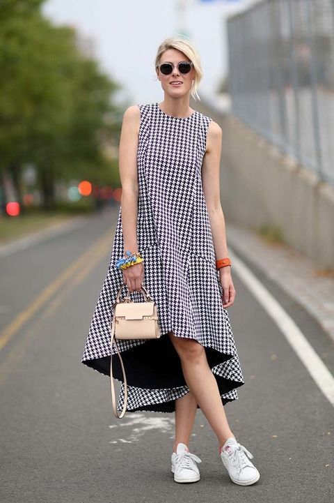 como combinar vestido largo con estampado pata de gallo con zapatillas de deporte