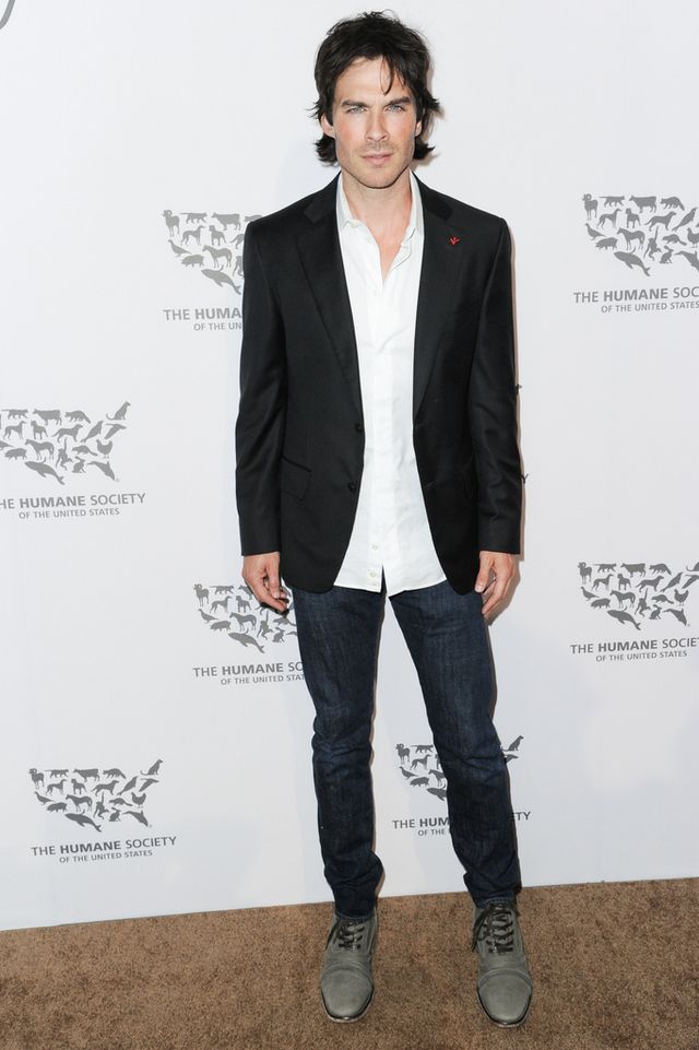 <p><strong>Ian Somehalder</strong> con un estilo 'casual', algo desaliñado con jeans, americana y una camisa blanca.&nbsp;</p>
