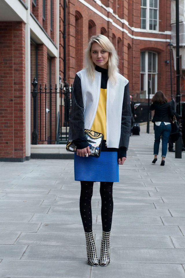 <p>El juego de color con blanco y negro, amarillo y azul es la clave del outfit de esta fashionista. El tejido agujereado y los botines con cuadrícula, aportan un toque futurista. &nbsp;</p>