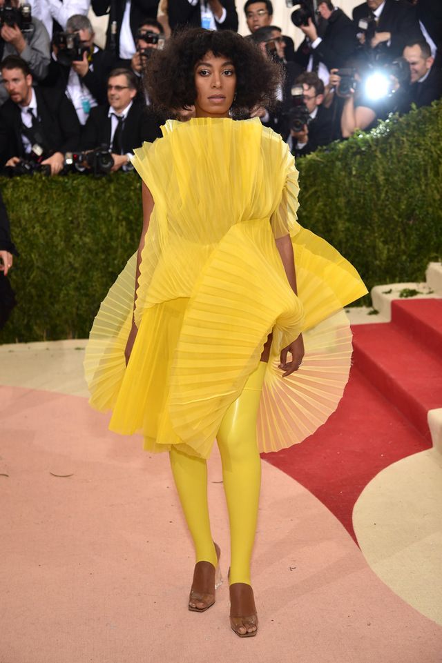 <p><strong>Solange Knowles</strong>&nbsp;se pasó de colorida con este vestido de tul plisado en amarillo limón firmado por&nbsp;<strong>David Laport.</strong></p>