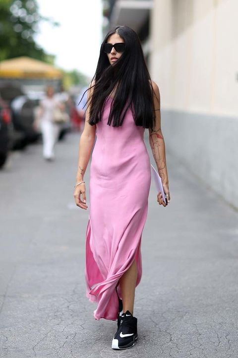 como combinar vestido lencero rosa con zapatillas de deporte