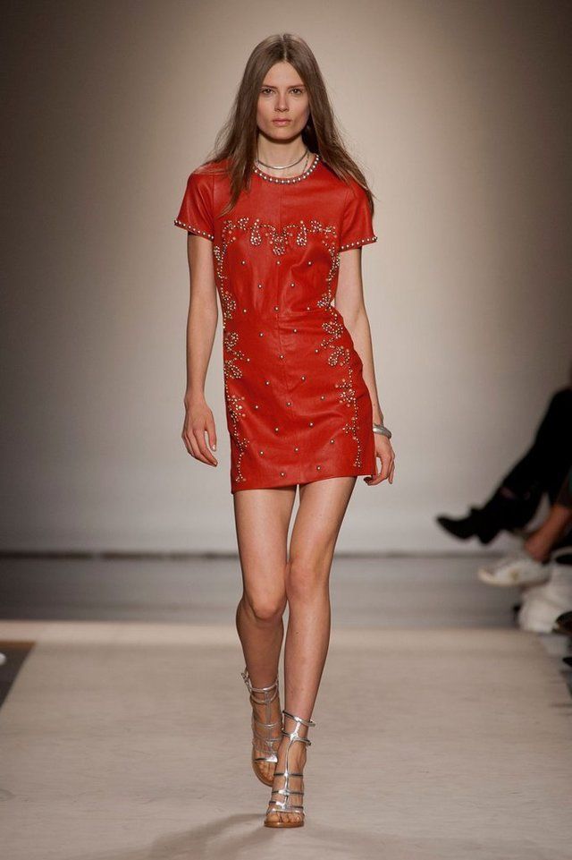 <p>Mini vestido rojo con aplicaciones doradas de Isabel Marant. </p>