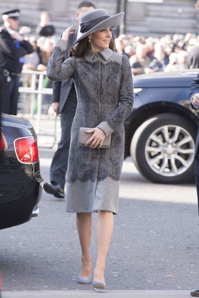 <p><strong>Kate Middleton</strong> nos dejó un look impecable en la celebración del día del Commonwealth y también un nuevo guiño a Diana de Gales. La duquesa de Cambridge apostó por un abrigo gris bordado de <strong>Erdem</strong>, accesorios del mismo color y un sombrero de fieltro de <strong>John Boyd</strong>, uno de los sombrereros preferidos de Lady Di.&nbsp;</p>