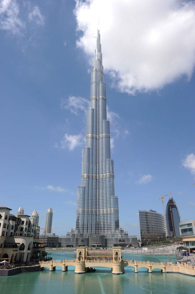 <p>&quot;Torres y Rascacielos&quot;, en Caixa Forum Barcelona, explora el afán por construir en las alturas, desde el mito de Babel hasta imponentes edificios, como el Burj Khalifa en Dubai (828 m).</p><p><strong>Barcelona. Hasta el 9 septiembre.</strong></p>