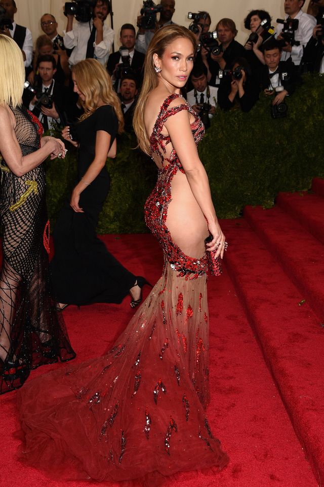<p><strong>Jennifer López</strong>, siguió el dress code JLO en vez del oficial de la gala. Corte sirena, transparencias... <strong>Versace</strong> sexy y a posar.</p>