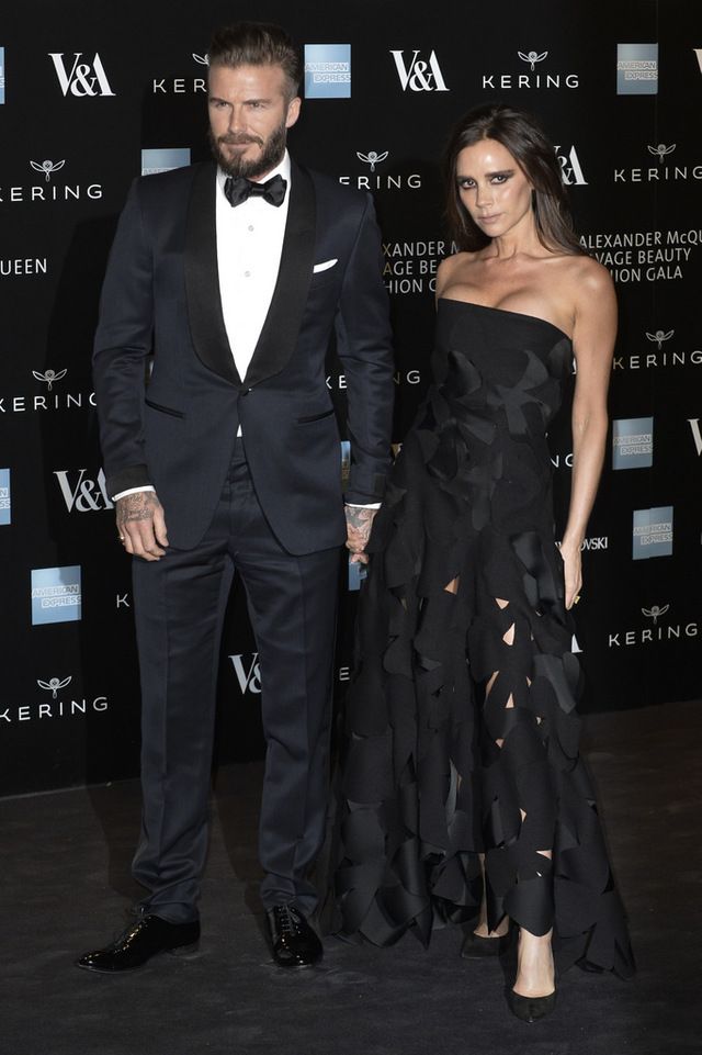 <p><strong>David y Victoria Beckham</strong> no faltaron al homenaje y sus looks también estaban dominados por el color negro.&nbsp;</p>