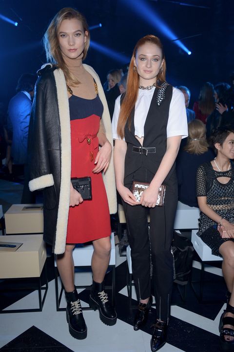 <p><strong>Karlie Kloss y Sophie Turner</strong> posaron juntas en el desfile de <strong>Louis Vuitton</strong>.</p>