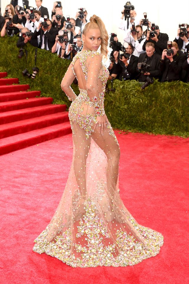 <p><strong>Beyoncé</strong> tampoco quiso perder la oportunidad de lucir cuerpo con este<strong> Givenchy</strong> transparente, y coleta de animadora, limitando el dress code a un rabillo negro en los ojos.</p>