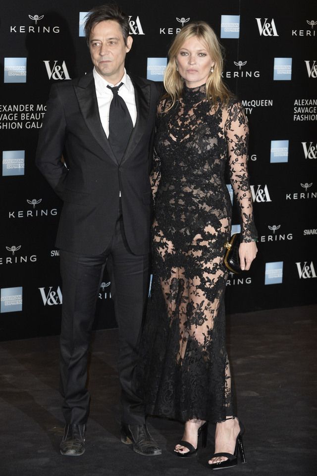 <p><strong>Kate Moss</strong> y su marido<strong> Jamie Hince</strong> acudieron conjuntados de negro. La modelo estaba espectacular con un vestido largo de encaje.</p>