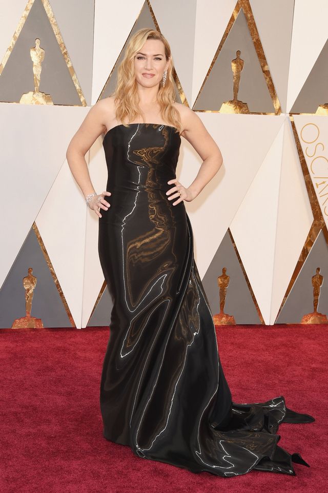 <p>¿En que estaba pensando<strong> Kate Winslet</strong>? Esa es la pregunta que nos hiciemos al verla llegar a la alfombra roja de los Oscar 2016 con este vestido negro palabra de honor efecto vinilo de<strong> Ralph Lauren</strong>. No fue su noche claramente.</p>