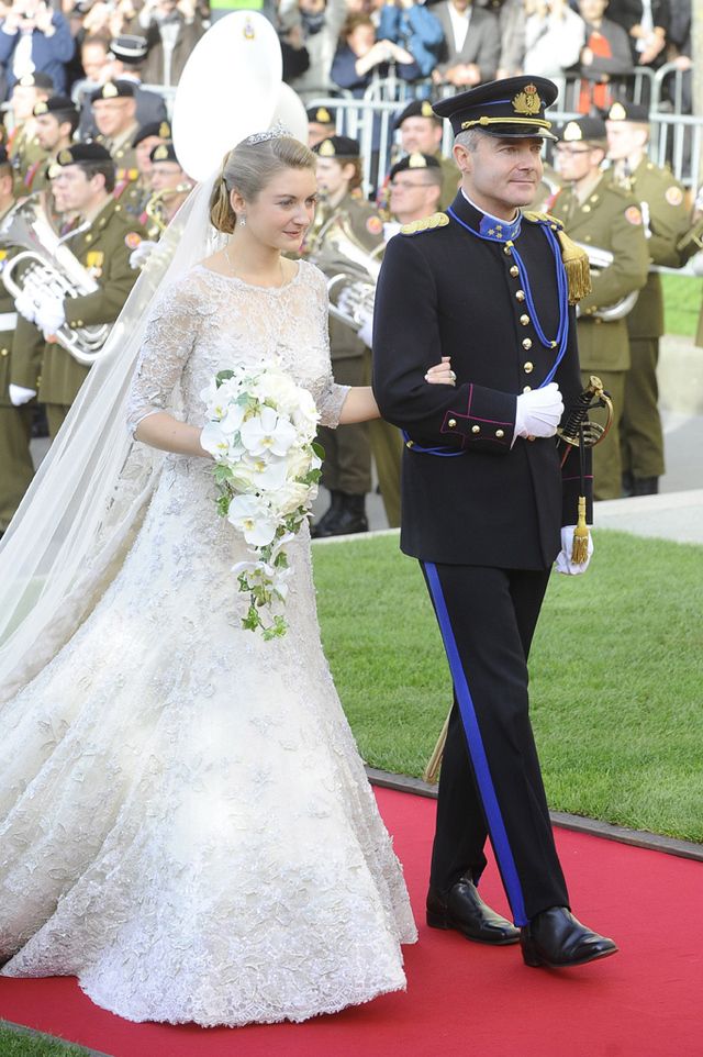 <p><strong>Elie Saab</strong> fue el diseñador elegido por la novia para un espectacular vestido con <strong>50 metros de encaje de Chantilly, 40 de encaje de Calais, 30 de organza y 70 de tul.</strong></p>