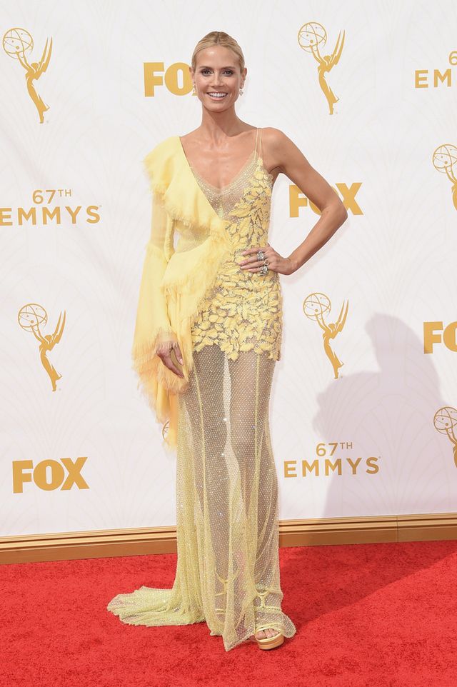 <p><strong>Heidi Klum</strong>&nbsp;fue la peor de los Emmy 2015 con este diseño amarillo asimétrico bordado y con transparencias de <strong>Atelier Versace</strong>, sandalias de la misma firma y joyas de <strong>Lorraine Schwartz</strong>.</p>