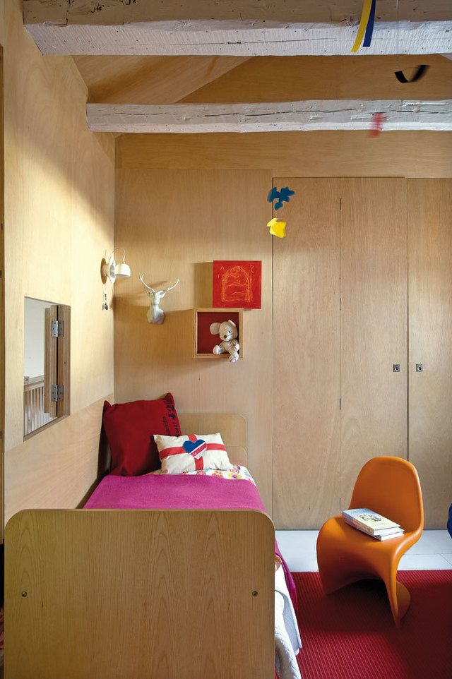 <p>El cuarto de las niñas, con la cama <i>Neo 2,</i> de ninetonine; silla <i>Panton,</i> de Vitra; lámpara <i>Taza de café,</i> de Ingo Maurer; cuadro <i>Colmena de letras,</i> de Alberto Corazón, y móvil de Pablo Saiz.</p>