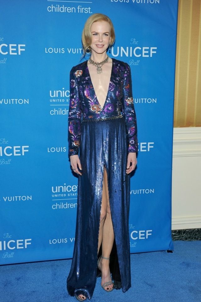 <p>Muy sexy vimos a <strong>Nicole Kidman</strong> con un escotadísimo vestido azul glitter con print y abertura en la falda. Lo combinó con sandalias glitter y un llamativo collar.</p>