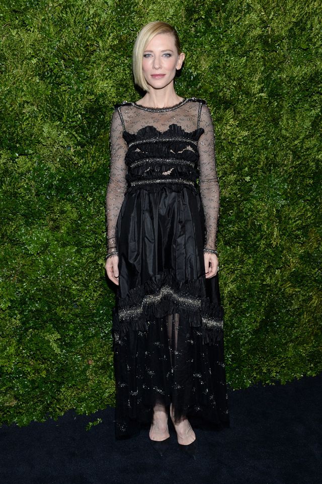 <p>En su fiesta homenaje <strong>Cate Blanchett</strong> optó por un 'total black look' con un vestido midi con detalles en plata.&nbsp;</p>