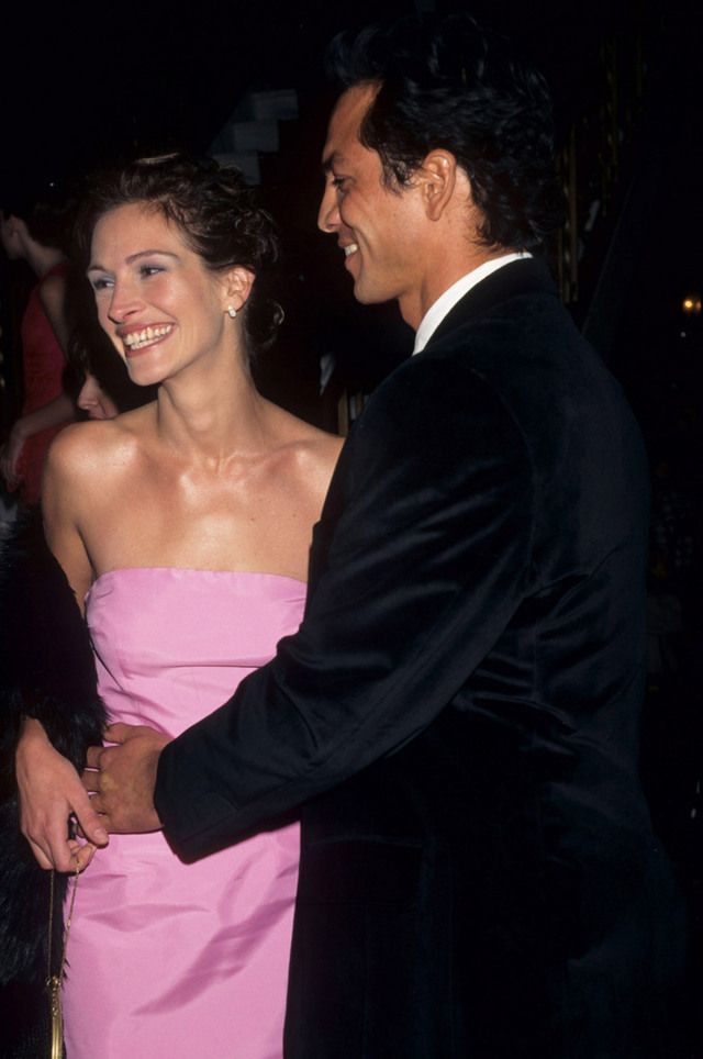 <p>Del brazo de Benjamin Bratt paseó su amor por numerosas alfombras rojas, incluida la de los Oscar de 2001 cuando Julia se llevó su galardón. Estuvieron juntos cuatro años.&nbsp;</p>