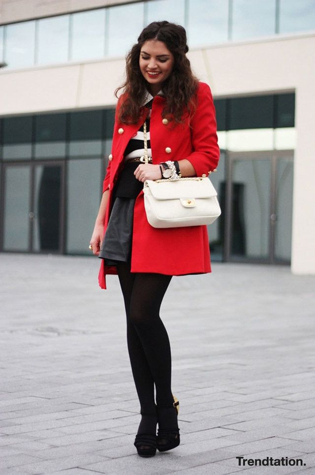 <p>Anni se convierte con este abrigo en una Caperucita Roja moderna, nos encanta la combinación con blanco y negro y el precioso bolsito blanco de Moschino.</p>