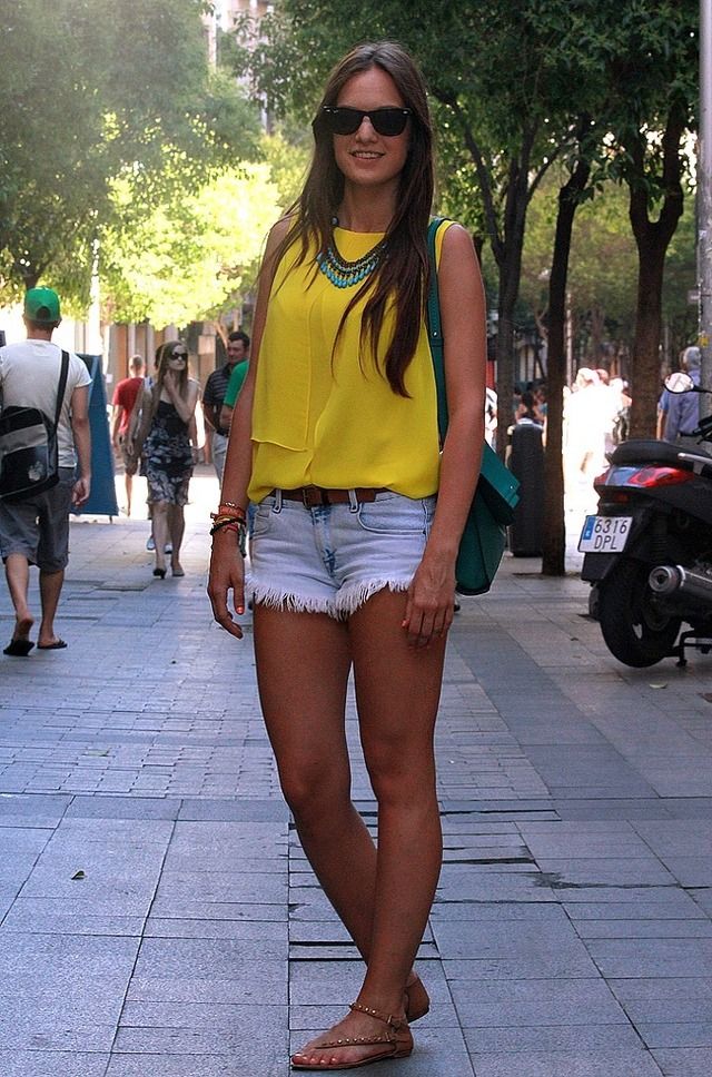 <p>Desireé se encuentra de compras en el centro de la capital. Hoy la vemos con unos shorts vaqueros deshilachados y un top amarillo energy, ambos de Zara.&nbsp;</p>