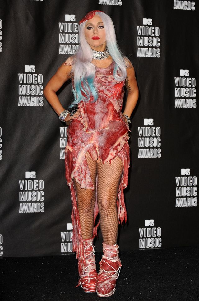 <p>Si pensamos en los looks más terribles de Lady Gaga, este es es el primero que nos viene a la mente. ¡Como olvidar su famoso vestido hecho con carne cruda!</p>