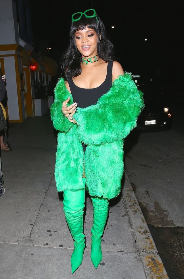 <p>Aunque sea un 'total look' de <strong>Versace</strong>, <strong>Rihanna</strong> no nos convence con esta apuesta por el verde flúor, los abrigos de piel y las botas mosqueteras.</p>