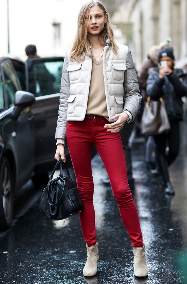 <p>Anna Selezneva luce como un ángel en París con este look de cazadora acolchada con bolsillos, jersey básico de pico en camel, pantalón skinny rojo y botas.</p>
