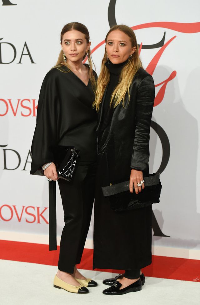 <p><strong>Mary-Kate y Ashley Olsen</strong> con sus habituales 'total black looks' y ambas con zapatos plano.</p><p>&nbsp;</p>