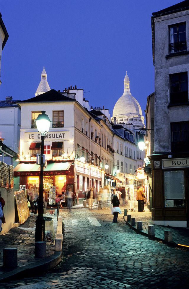 <p>Las calles de París, y en concreto las del barrio de Montmartre, tienen un artista predilecto: el genial <strong>Henri de Toulouse-Lautrec</strong>. El cartelista, amante de la bohemia y la vida nocturna, era habitual en locales de espectáculo como el famoso Moulin Rouge (donde existe un menú de cenas nombrado en su honor) o el Folies Bergère. Para contemplar algunas de sus obras más famosas, dirígete al Museo de Orsay (62, rue de Lille).</p>