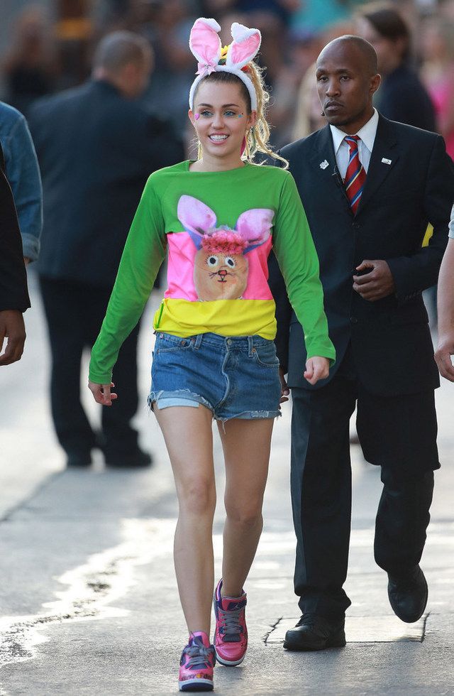 <p>Para salir del programa de televisión de Jimmy Kimmel&nbsp;<strong>Miley Cyrus</strong>&nbsp;pensó que la mejor opción era esta camiseta multicolor y unas orejas de conejo. Grave error.</p>