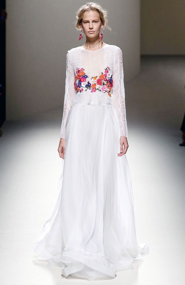 <p>No podemos dejar de imaginar a Olivia Palermo en un vestido así, minimalista, romántico y con detalles que lo hagan muy especial. Es de<strong>&nbsp;Alberta Ferretti.</strong></p>