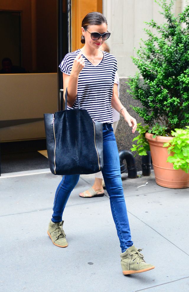 <p>La <i>top</i> <strong>Miranda Kerr</strong> nos deja un estilismo cien por cien copiable: camiseta marinera de rayas, pantalón pitillo y maxibolso <i>shopper.</i> Lo mejor: las <i>sneakers</i> con cuña interior en verde.</p>