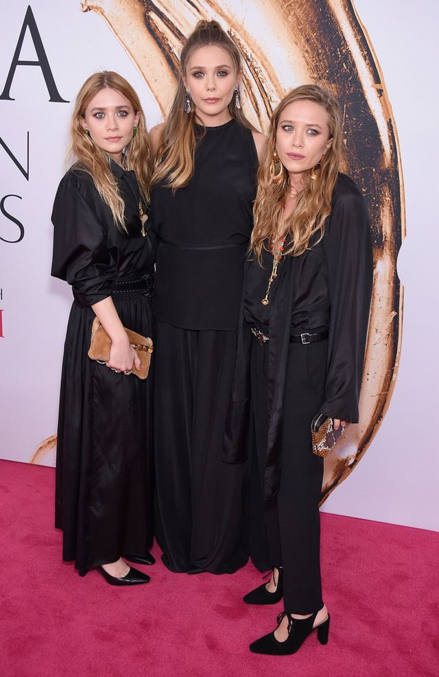 <p>Las hermanas <strong>Mary-Kate, Ashley y Elizabeth Olsen</strong> posaron las tres juntas y vestidas todas de negro. Las gemelas llevaban diseños de su firma <strong>The Row</strong>.</p>