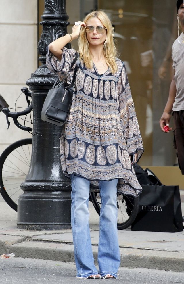 <p><strong>Heidi Klum</strong> no tuvo un buen día al vestirse para salir a la calle con este blusón oversize estampado, pantalones campana demasiado largos, chanclas planas y bolso de piel.</p><p>&nbsp;&nbsp;</p>